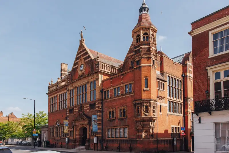 A photo showing Worcester City Art Gallery and Museum, a Victorian building on Foregate Street, underneath a blue sky.